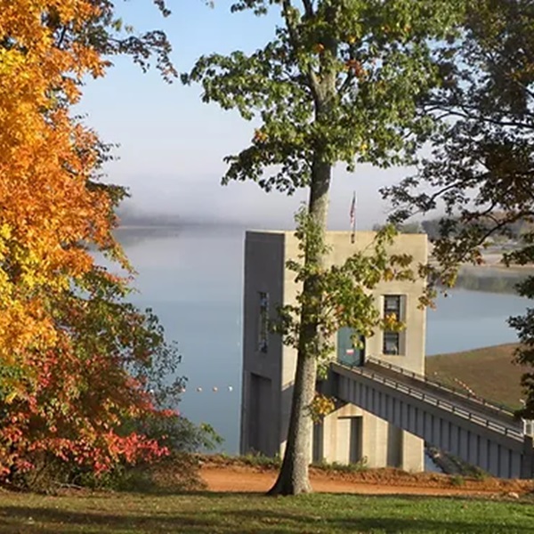 Visitors can explore nearby state parks, conservation areas, and national forests, which offer hiking, camping, wildlife viewing, and birdwatching opportunities. 