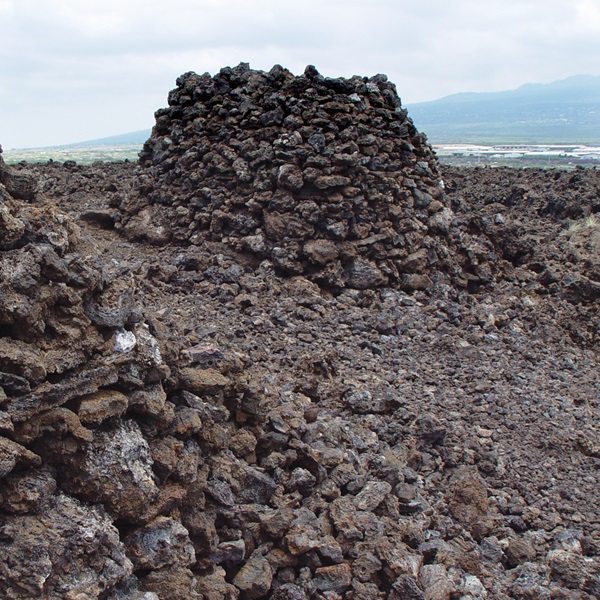 Along the trail, visitors can explore various cultural sites and historical landmarks, including heiaus (ancient Hawaiian temples), petroglyphs, coastal villages, and traditional Hawaiian settlements. 