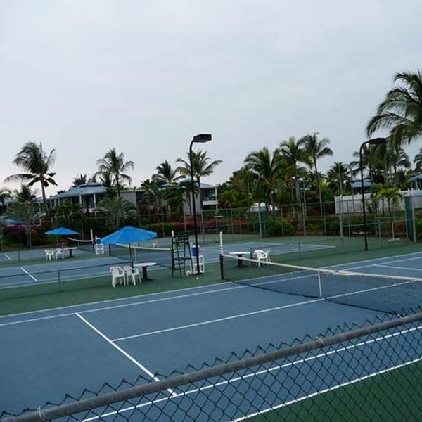 The center features six well-maintained, championship-grade hard courts, set against the stunning backdrop of lush Hawaiian landscapes. 