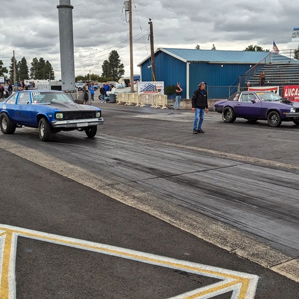 The raceway occasionally offers racing schools and driving experiences, allowing fans and aspiring racers to learn from professionals and experience the track firsthand. 