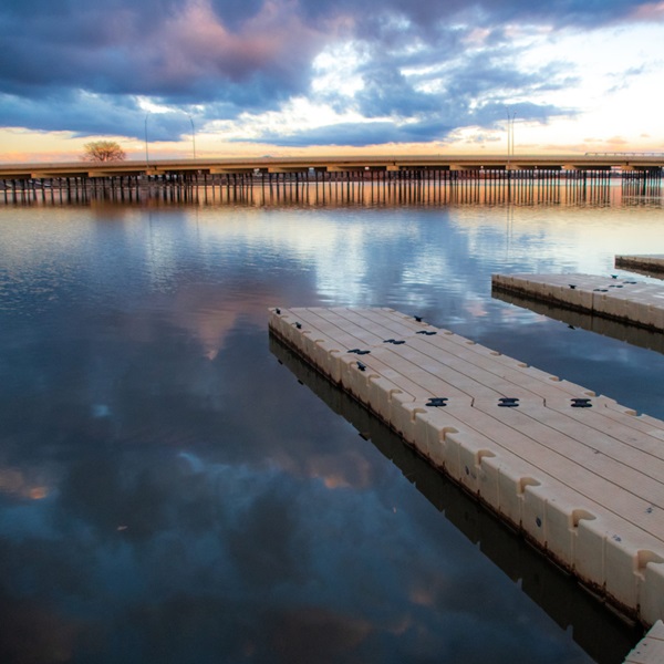 The beautiful Snake River offers opportunities for boating, fishing, kayaking, and water skiing. 