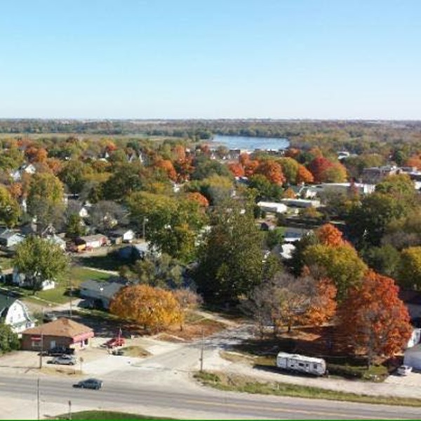 The area boasts scenic drives through rolling countryside, offering picturesque views of the Iowa landscape. 