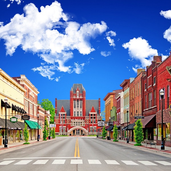 The Bardstown Historic District boasts a wealth of well-preserved 18th and 19th-century architecture, including Federal, Greek Revival, and Victorian-style buildings. 