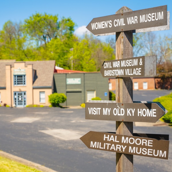 Visitors can explore historic museum sites such as the Civil War Museum of the Western Theater, the Women’s Civil War Museum, Wickland Home, and My Old Kentucky Home Museum. 