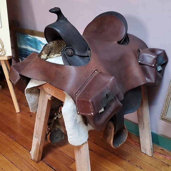 The Pony Express Museum displays a collection of authentic artifacts and memorabilia from the Pony Express era, including original saddles, mailbags, uniforms, equipment, and documents. 