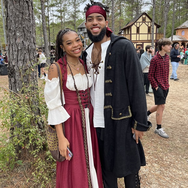 Visitors can immerse themselves in the sights, sounds, and flavors of Renaissance life, encountering knights, jesters, artisans, and villagers as they wander through the festival grounds. 
