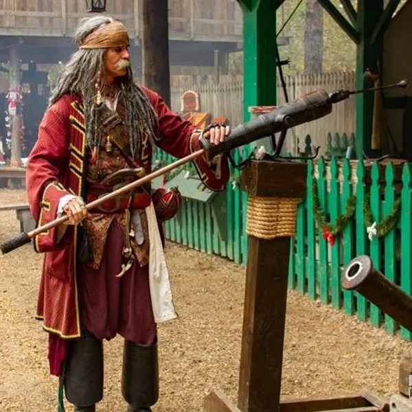 Throughout the festival, visitors can enjoy a diverse array of live entertainment, including jousting tournaments, sword-fighting demonstrations, comedy shows,and music performances. 