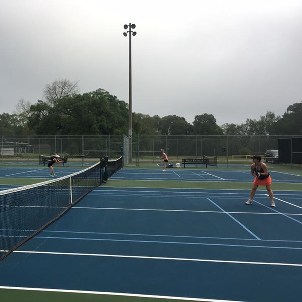 The center features four hard courts, all equipped with lighting, allowing for play during both daytime and evening hours. 