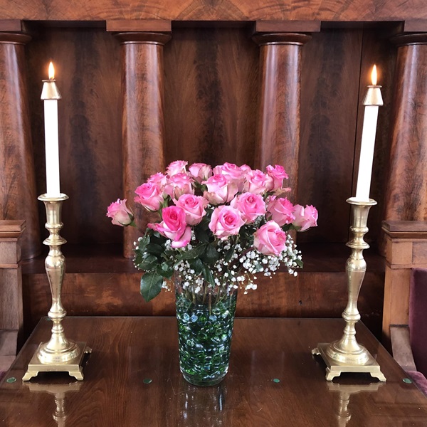 The church and surrounding area are steeped in Pilgrim history. Duxbury was home to several Mayflower passengers, including Myles Standish and John Alden. 