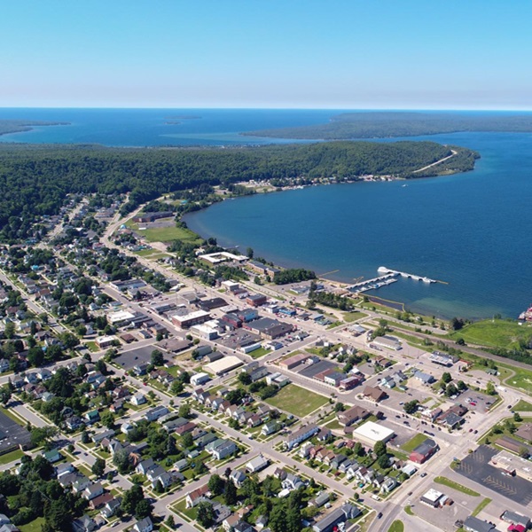 The city is a popular stop for road trips through Michigan’s Upper Peninsula, offering a mix of natural beauty, outdoor activities, and small-town charm. 