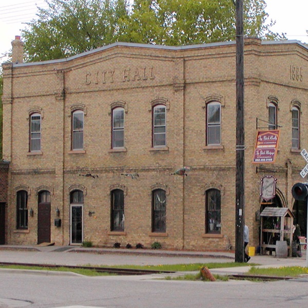 Visitors can stroll along Main Street and admire the architecture, browse local shops and boutiques, and dine at charming cafes and restaurants. 
