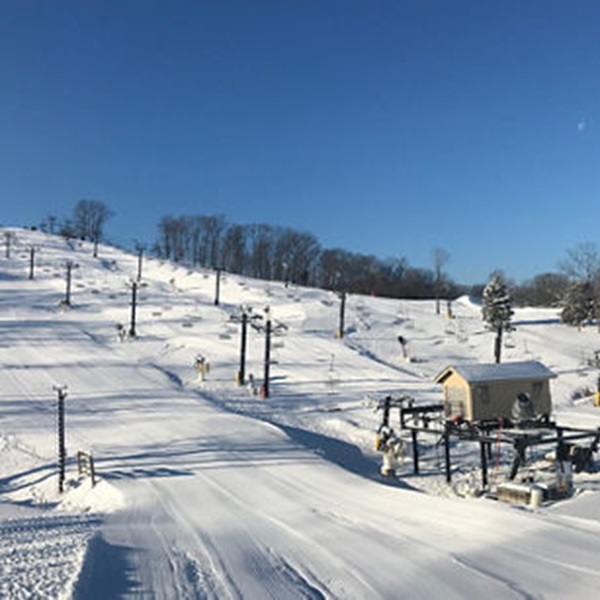 The resort offers a variety of slopes with 17 trails catering to all skill levels, from beginners to advanced skiers and snowboarders. 