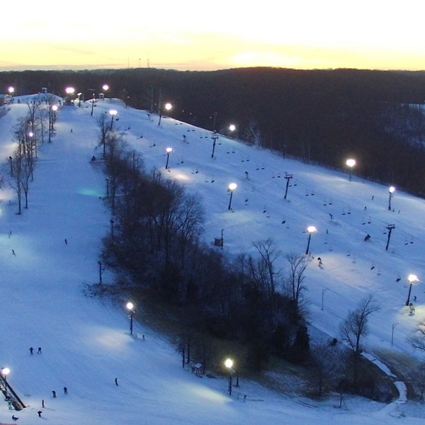 The resort offers night skiing on most of its trails, with well-lit slopes that allow visitors to enjoy skiing and snowboarding after dark. 