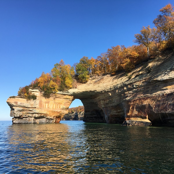 Key formations include Miners Castle, Chapel Rock, and Lovers Leap, each with unique shapes and features that have been sculpted by centuries of erosion. 