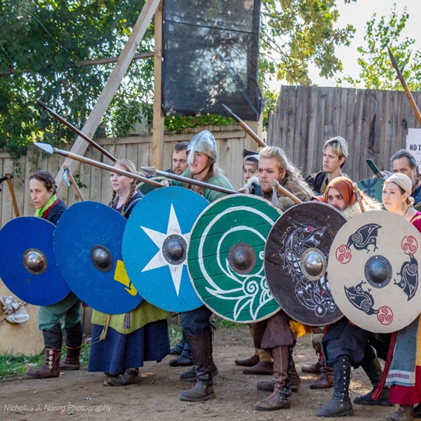 Throughout the festival, visitors can enjoy a wide range of live entertainment, including jousting tournaments, sword-fighting demonstrations, comedy shows, music performances, and interactive theater. 