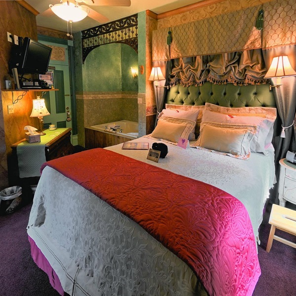The inn features six uniquely decorated guest rooms, each adorned with period furnishings, antiques, and luxurious linens, creating a romantic atmosphere. 