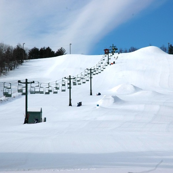The ski area features 14 trails, ranging from beginner to advanced, with a vertical drop of 270 feet. 