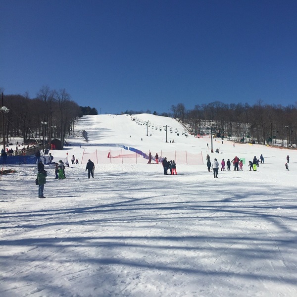Campgaw Mountain is known as a beginner-friendly ski area, making it an ideal spot for those new to skiing or snowboarding. 