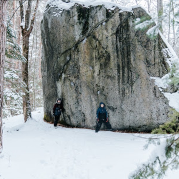 Winter bouldering is possible, though climbers should be prepared for cold temperatures and snow. 