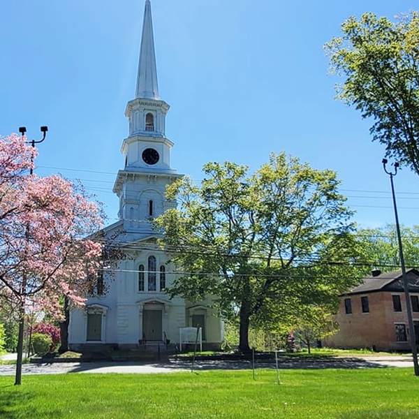 Thompson Hill Historic District features well-preserved 18th and early 19th-century architecture, including the Thompson Congregational Church and the Old Town Hall. 