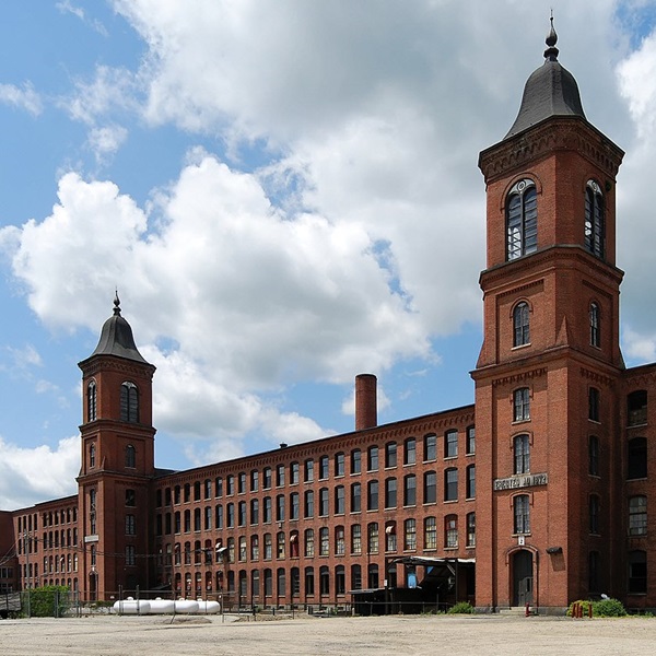A stroll through the Thompson Common Historic District offers a glimpse into the past and is especially popular with history buffs and architecture enthusiasts. 