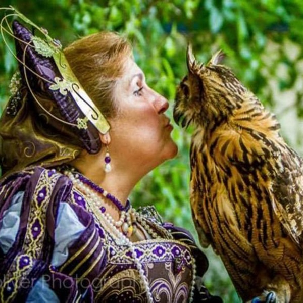 The festival recreates a lively 16th-century Scottish village, complete with period costumes, artisan vendors, and interactive entertainment. 