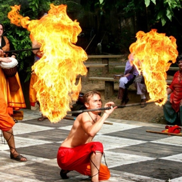 Visitors can wander through the village streets and encounter knights, nobles, peasants, and other colorful characters as they explore the festival grounds. 