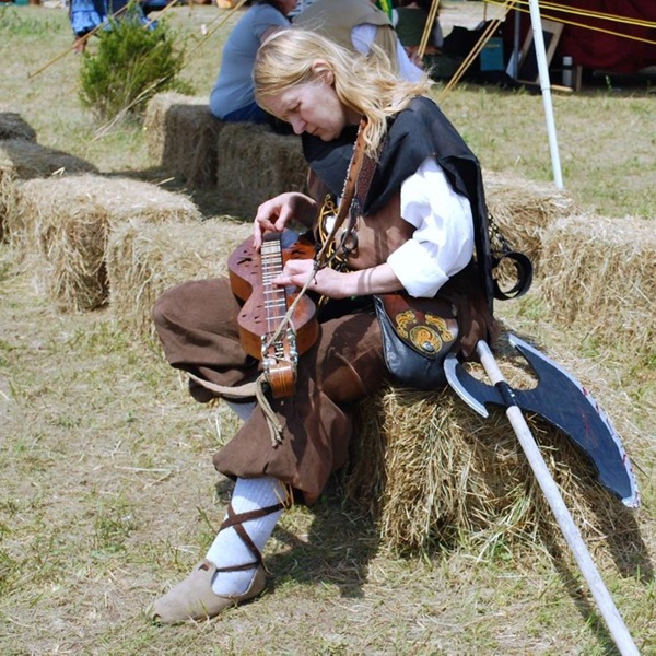 Throughout the festival, visitors can enjoy a wide range of live entertainment, including jousting tournaments, comedy shows, and music performances. 