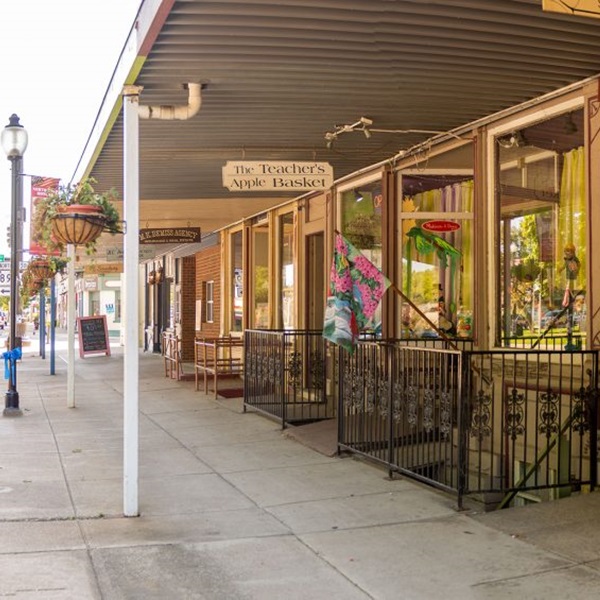 The historic downtown area of North East features charming streets lined with local shops, restaurants, and historic buildings. 
