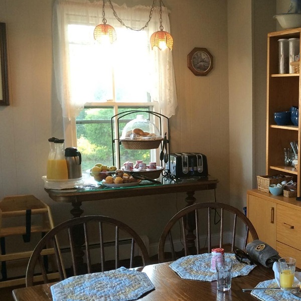 The inn offers a complimentary continental breakfast each morning, featuring a selection of fresh pastries, fruit, coffee, and other breakfast items. 
