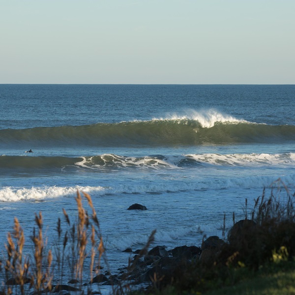 The waves are generated by both local wind swells and longer-period swells from the Atlantic, making it a reliable destination for surfers. 