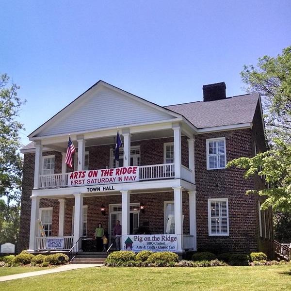 The annual Arts on the Ridge Festival celebrates local artists and craftspeople, with art displays, live music, and family-friendly activities. 