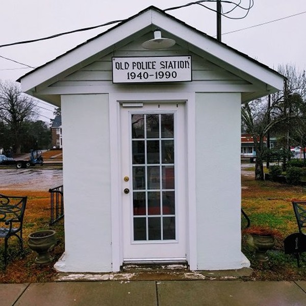 Visitors can explore the World's Smallest Police Station, a charming and unique roadside attraction in Ridgeway. 