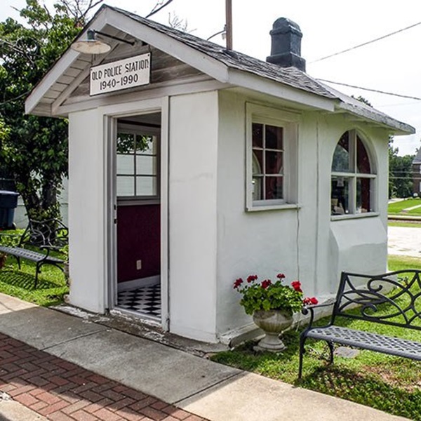 World's Smallest Police Station  - Webpage Image