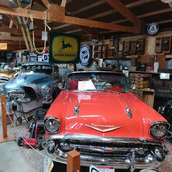 A main attraction in Murdo is the Pioneer Auto Show, which showcases a vast collection of vintage automobiles, motorcycles, tractors, and other historic vehicles. 