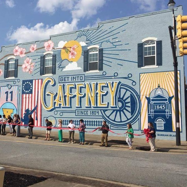  Visitors can explore boutique shops and galleries, and dine at locally-owned restaurants offering southern cuisine. 