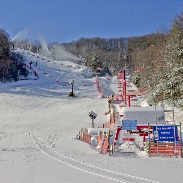 Ober Mountain offers nine ski trails ranging from beginner to advanced, with a vertical drop of approximately 600 feet, catering to skiers and snowboarders of all levels. 