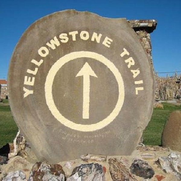 The park includes intricate rock art and sculptures, some of which depict scenes from local history and prehistoric life. These pieces add an artistic element to the geological displays. 