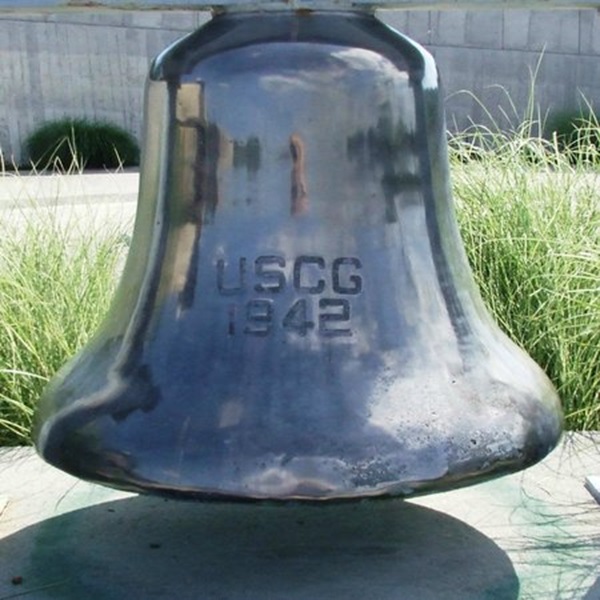 Victory Plaza features plaques, flags, and inscriptions that honor the Allied nations involved in the D-Day invasion. 