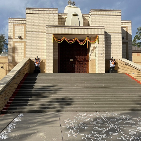 The temple is designed to replicate the four sacred pilgrimage sites (Char Dham) of India—Badrinath, Dwarka, Puri, and Rameswaram. 