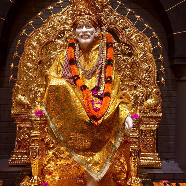 The temple enshrines the deities from the Char Dham sites—Lord Vishnu, Lord Krishna, Lord Jagannath, and Lord Shiva. 